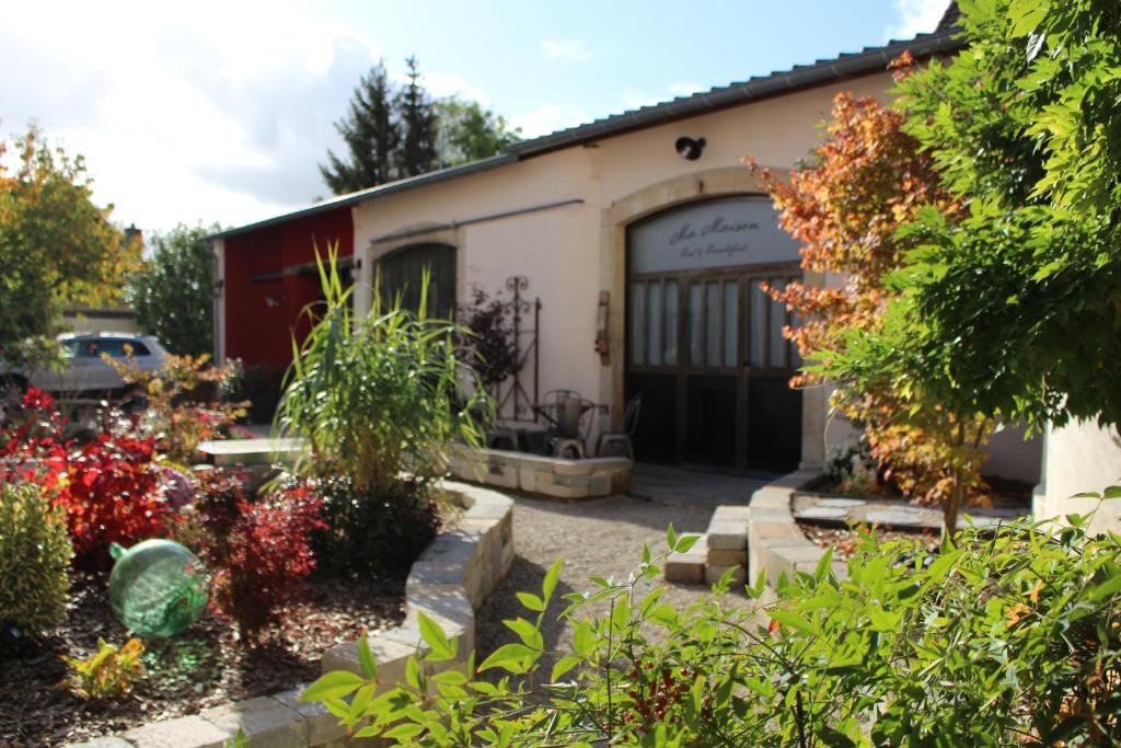 um edifício com uma porta e algumas plantas na frente em Ma Maison em Beaune