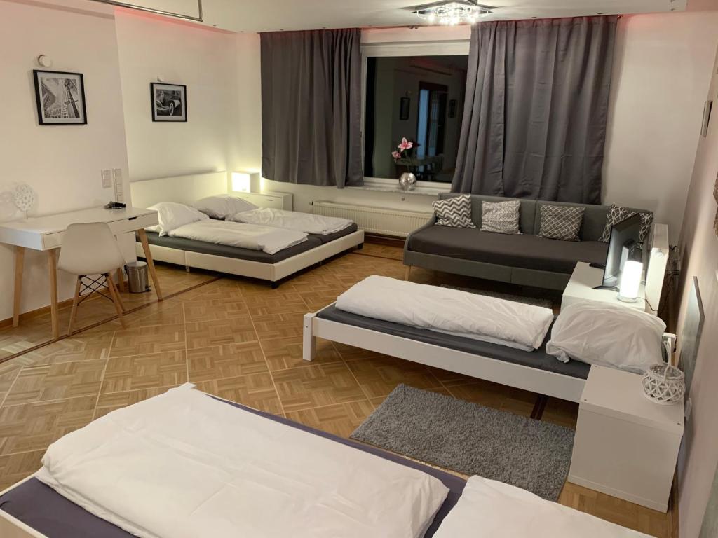 Postel nebo postele na pokoji v ubytování AschaffApartment 4 Schlafzimmer bis 10 Personen bei Aschaffenburg