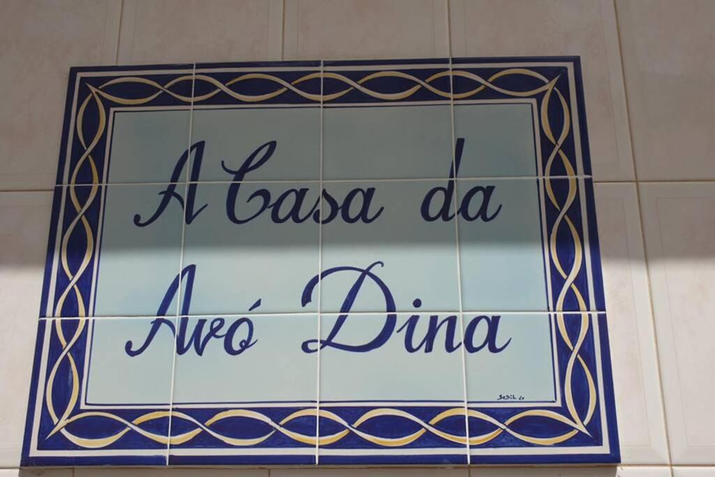 um sinal num edifício que lê um takeana um ziro dino em A Casa da Avo Dina na Fuzeta