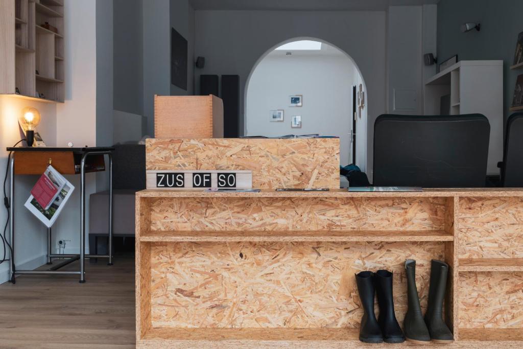 een bureau met een paar zwarte schoenen erop bij Zus of So in Oostende