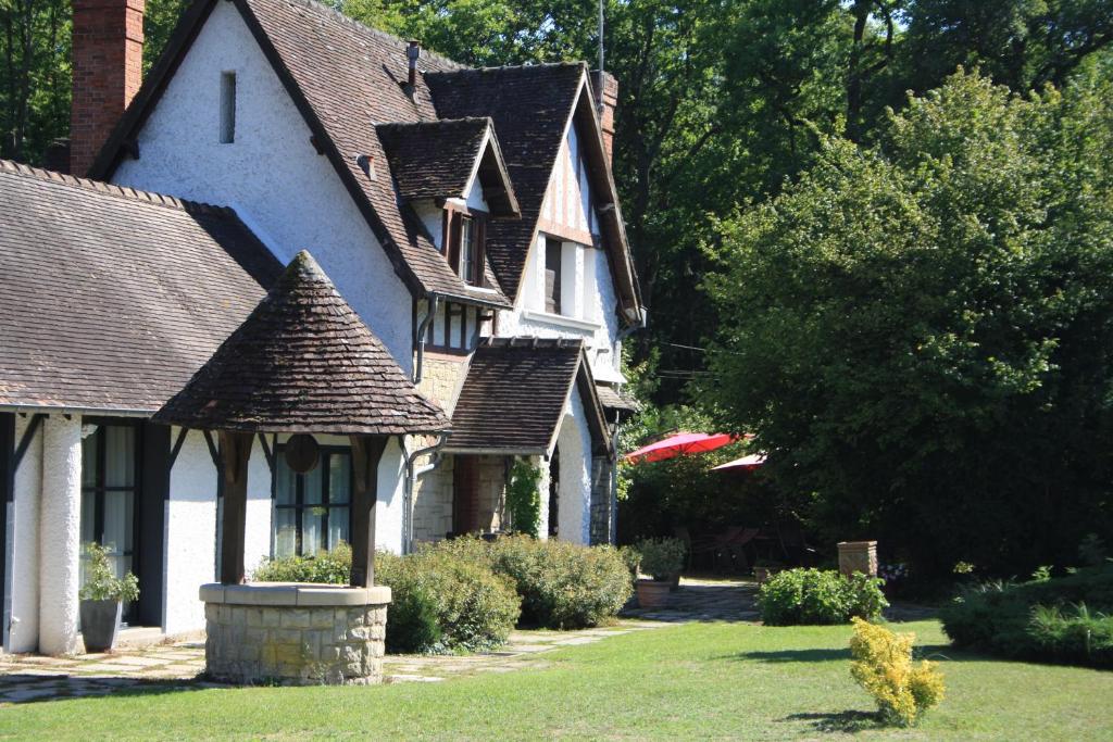 Градина пред Les Enclos Bed and Breakfast à 4 mn de Chantilly