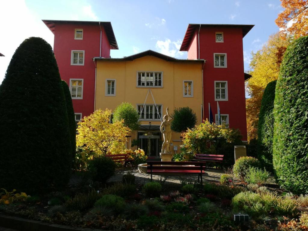 Aed väljaspool majutusasutust Parkhotel Bad Schandau mit SPA