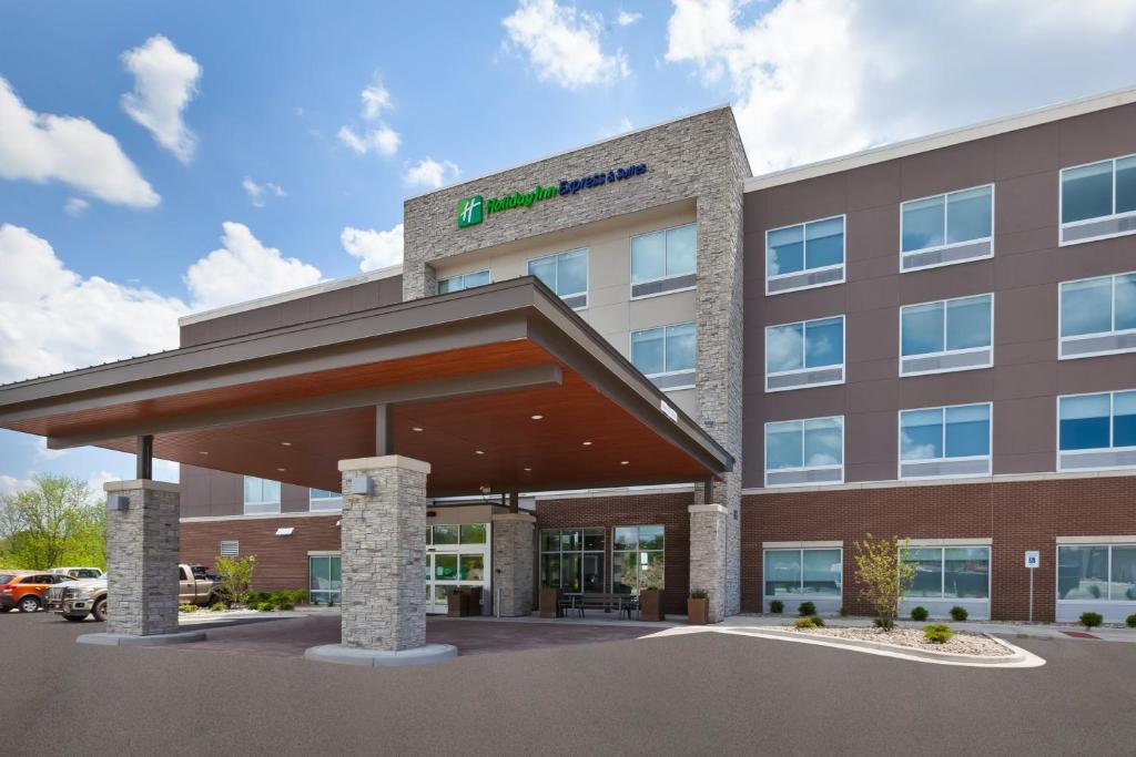 d'un bâtiment d'hôpital dans l'établissement Holiday Inn Express & Suites - Grand Rapids Airport - South, an IHG Hotel, à Grand Rapids