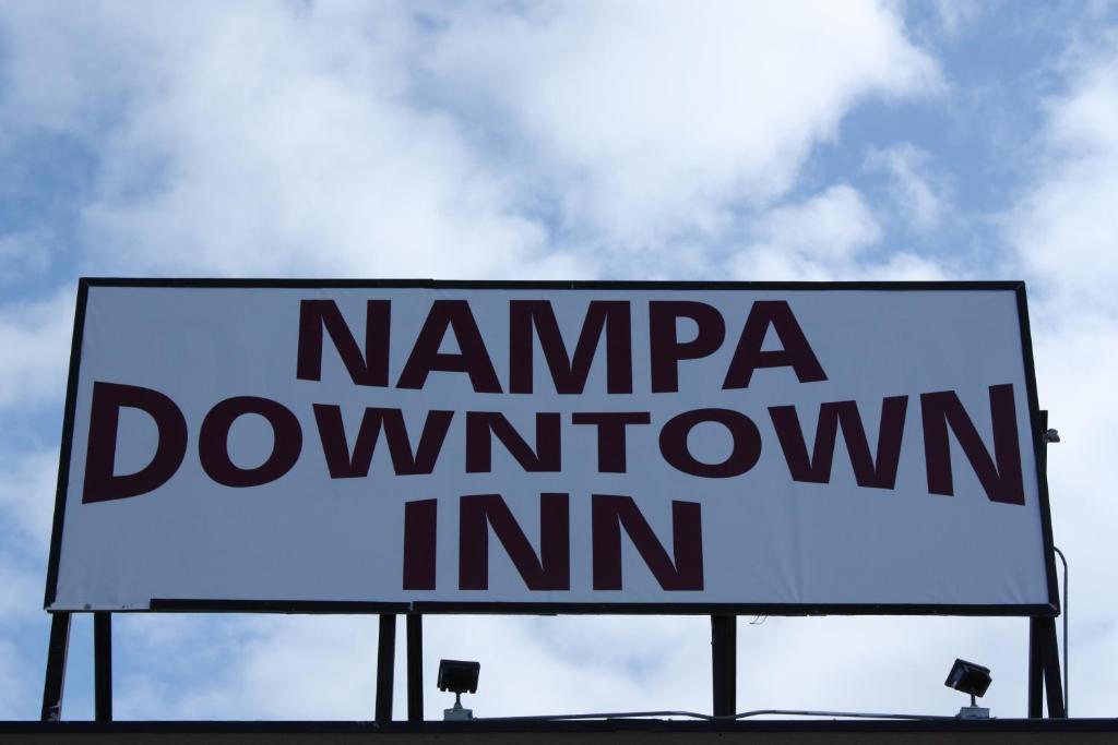 een bord dat kamagraownownimimimimumimumimumimumimumimum leest bij Nampa Downtown Inn in Nampa