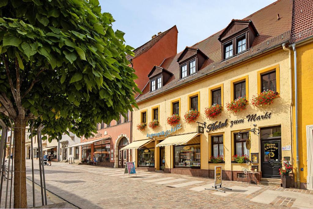 une rue vide dans une ville avec des bâtiments dans l'établissement Hotel-Pension zum Markt, à Torgau