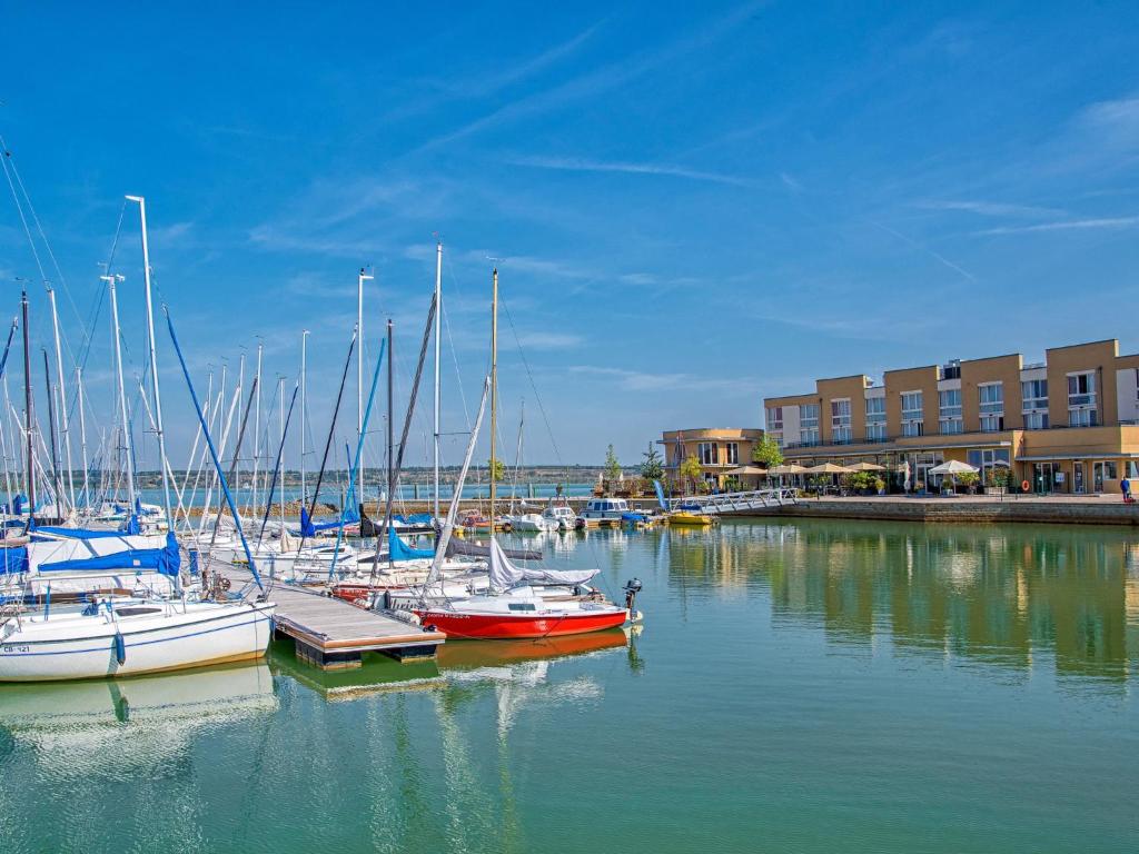 een groep boten aangemeerd in een jachthaven bij Apartment Kapitänskajüte by Interhome in Großpösna