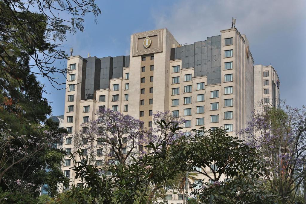 un grand bâtiment avec une horloge en haut dans l'établissement Hotel Real Intercontinental Guatemala, an IHG Hotel, à Guatemala