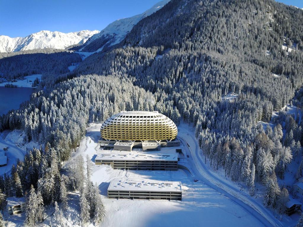 z góry widok na budynek na górze w obiekcie AlpenGold Hotel Davos w Davos