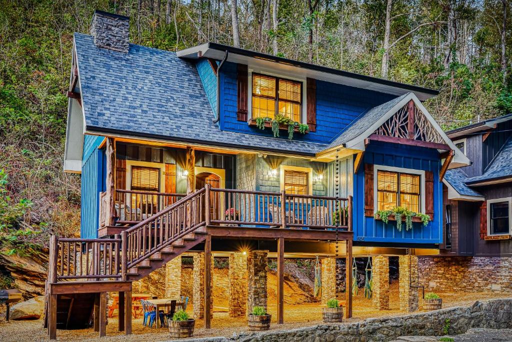 una grande casa blu con ponte e scale di The Blue Spruce a Gatlinburg