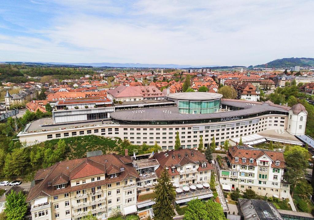 ベルンにあるSwissôtel Kursaal Bernの都市の大きな建物の上面