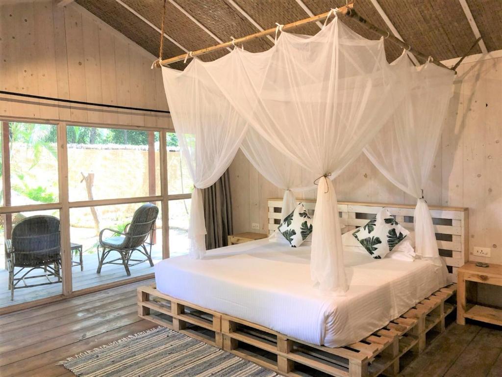 Cama ou camas em um quarto em Palm Forest Palolem