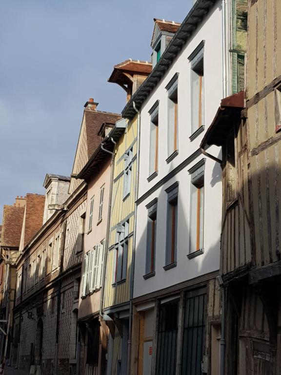 una fila di edifici su una strada di città di Appart'Hôtel Sainte Trinité a Troyes