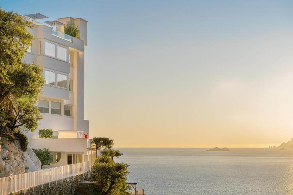 een gebouw met uitzicht op de oceaan bij Casa Angelina in Praiano