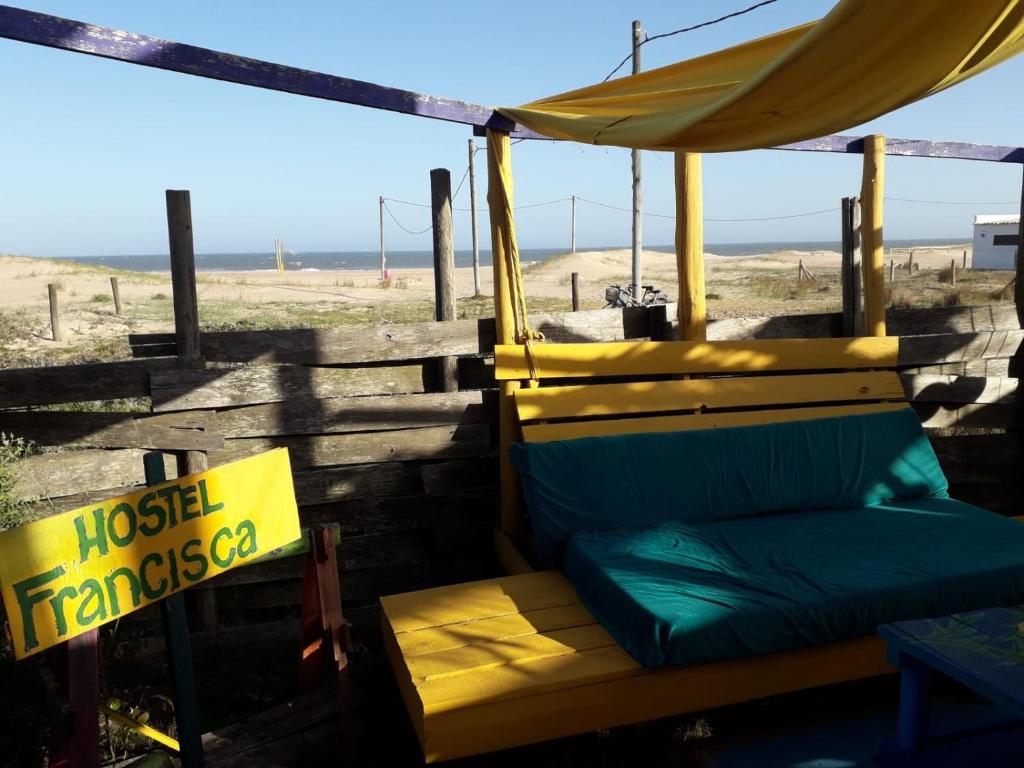 eine Veranda mit einem Bett und einem Schild in der Wüste in der Unterkunft Hostel Francisca in La Pedrera