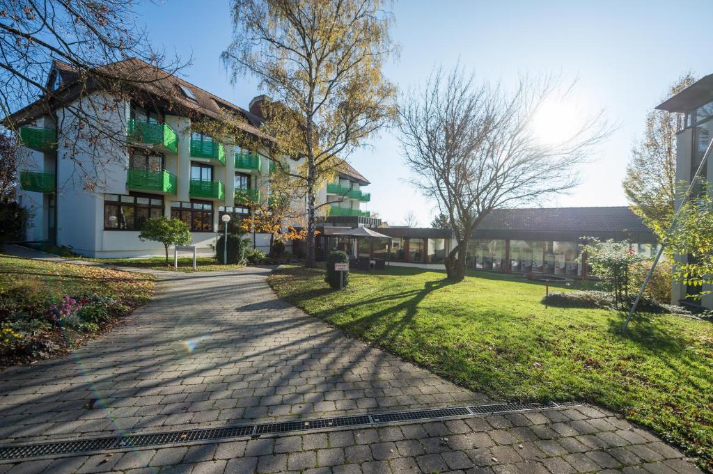 une passerelle dans un parc à côté d'un bâtiment dans l'établissement Hotel am Schlossberg, à Herrenberg