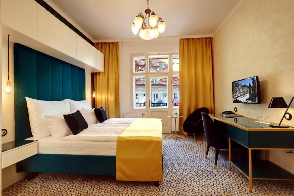 ein Hotelzimmer mit einem Bett und einem Schreibtisch in der Unterkunft Art Deco WOLKER by ASTORIA Hotel & Medical Spa in Karlsbad