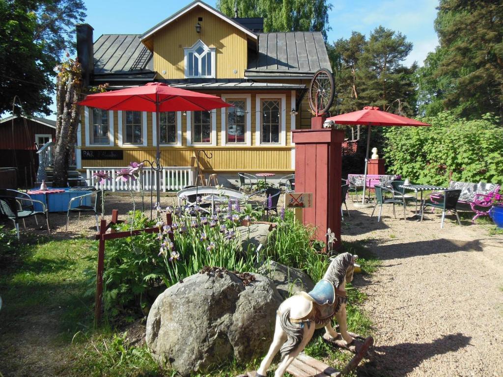 A garden outside Hotel & Cafe Lanterna