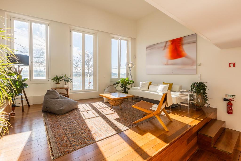 ein Wohnzimmer mit einem Sofa und einem Tisch in der Unterkunft River house in Porto