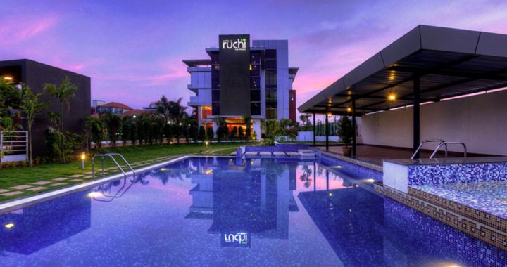 Kolam renang di atau dekat dengan Hotel Le Ruchi The Prince