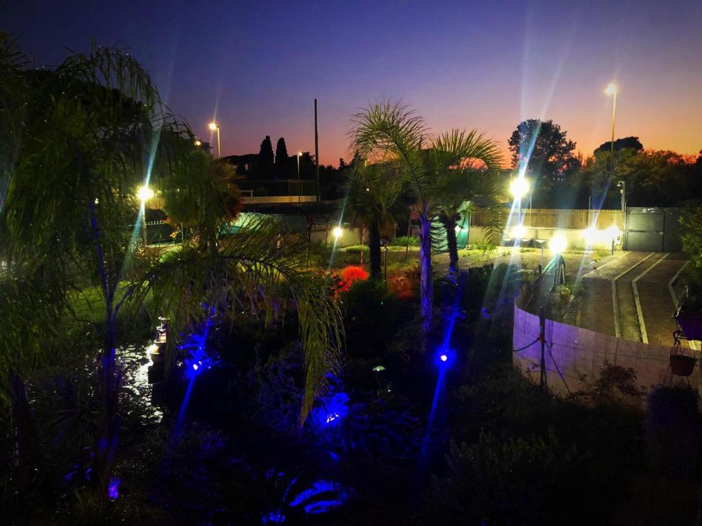 een tuin met blauwe lichten in een park 's nachts bij Il Giardino Di Adriana B&B in Terracina