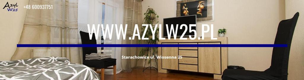 1 dormitorio con cama y vestidor con TV en AzyLw25, en Starachowice