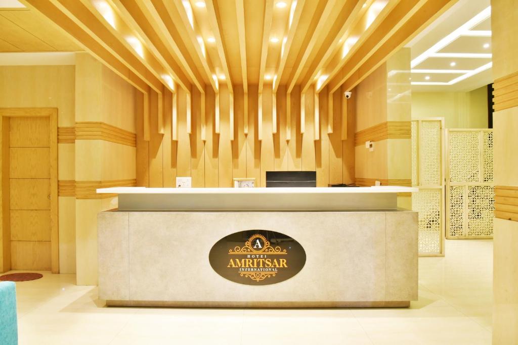 um lobby da embaixada da Austrália com um logotipo em Hotel Amritsar International 2 min walk from Amritsar Bus Stand em Amritsar