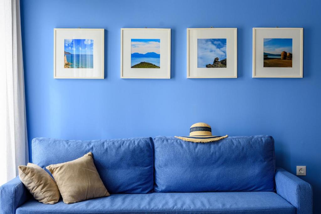 A seating area at Elounda Colour Apartments