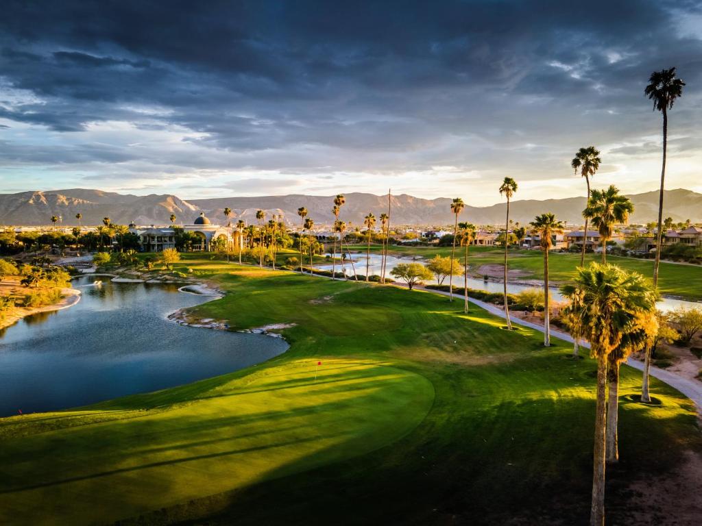 vista su un campo da golf con palme e acqua di Azul Talavera Country Club a Torreón