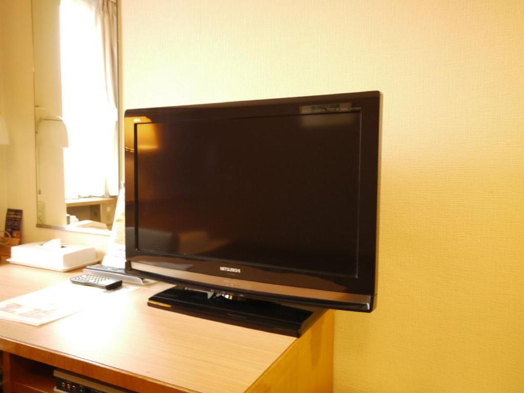 una TV a schermo piatto seduta sopra una scrivania di Hotel Route-Inn Tokyo Asagaya a Tokyo