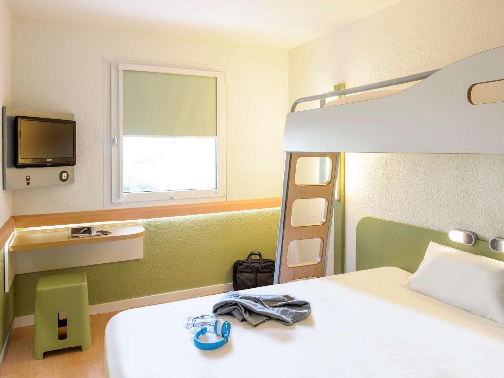 Кровать или кровати в номере ibis budget Basel Pratteln