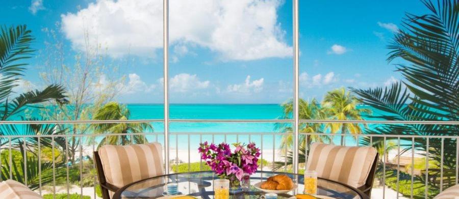 comedor con vistas al océano en The Tuscany on Grace Bay, en Grace Bay