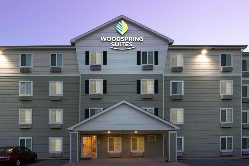 een gebouw met houtbewerkingssuites. bij WoodSpring Suites Clarksville Ft. Campbell in Clarksville