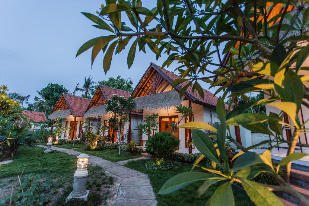 uma vista exterior de uma casa com um jardim em Camar Cottage & Hostel em Nusa Penida