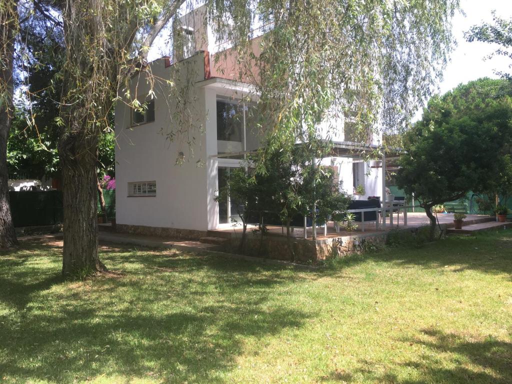 Garden sa labas ng Casa con gran jardín cerca de la playa - BAIX 5 personas