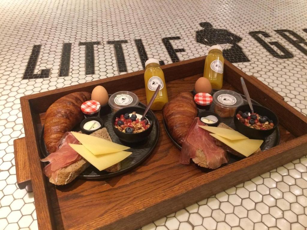 uma bandeja de comida com ovos, pão e queijo em Little Grand em Eindhoven