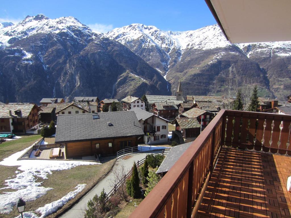 Blick auf eine Stadt mit schneebedeckten Bergen in der Unterkunft Appartement in 1700m mit Traumblick in Grächen