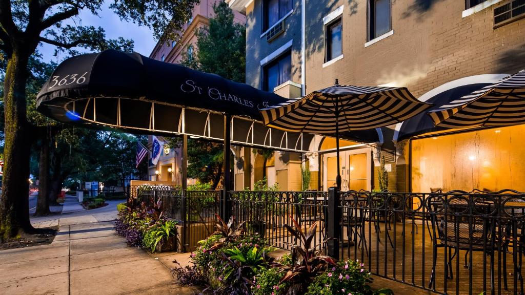 un café avec un parasol, des tables et des chaises dans l'établissement St Charles Inn, Superior Hotel, à La Nouvelle-Orléans