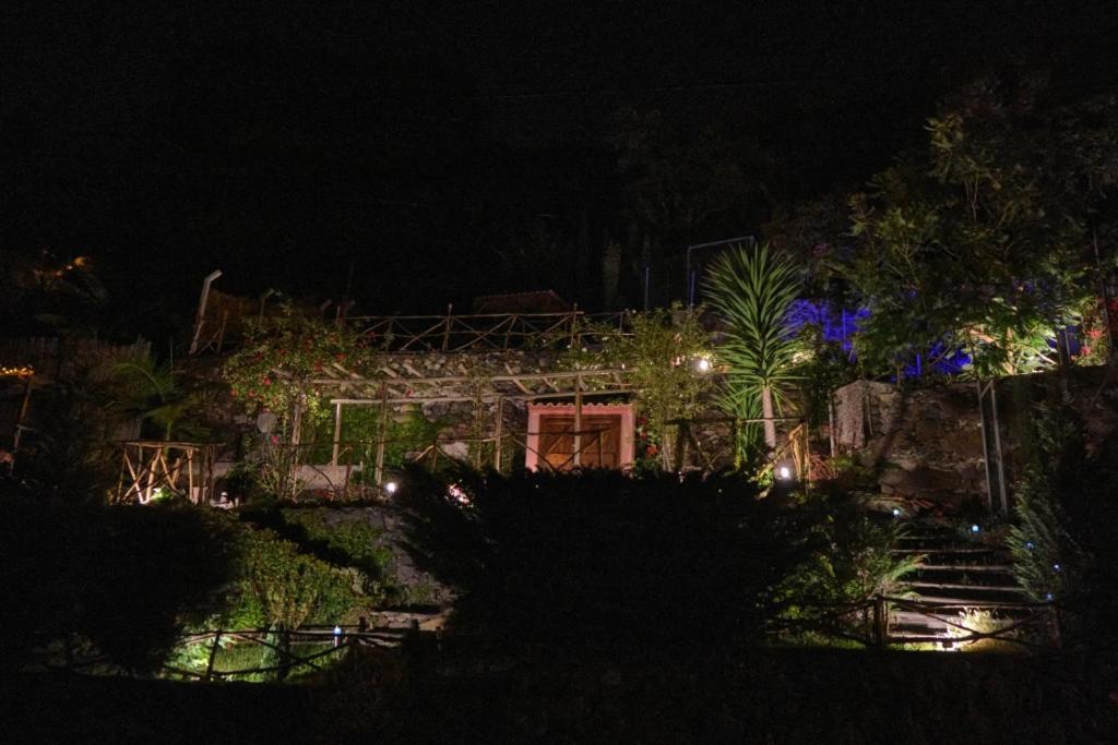 una casa illuminata di notte con luci di Ga281 a Funchal