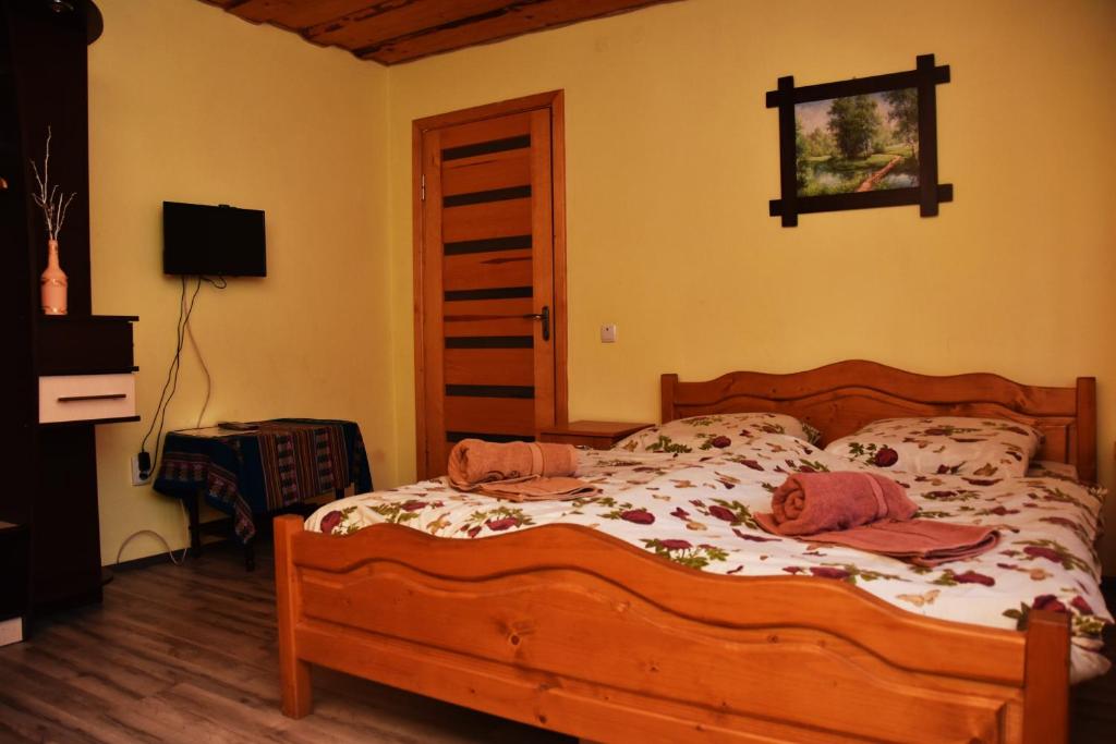 Lova arba lovos apgyvendinimo įstaigoje Guest House Mandrivnyi Rooms&Apartments