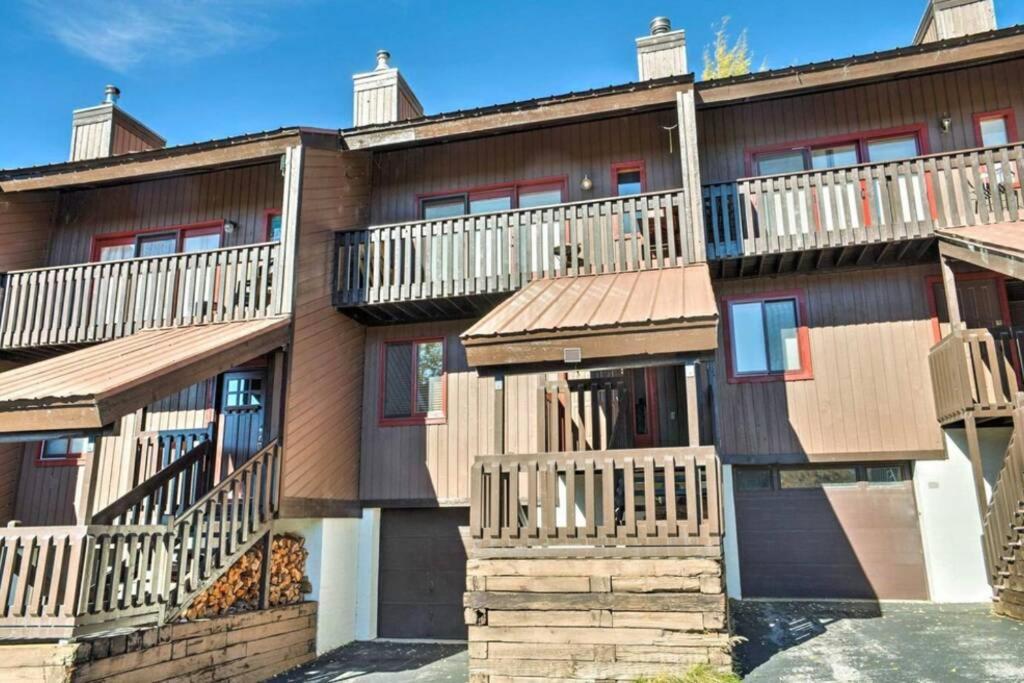 un edificio con balcones en un lateral en SKI IN, WALK OUT! The perfect mountain retreat!, en Crested Butte