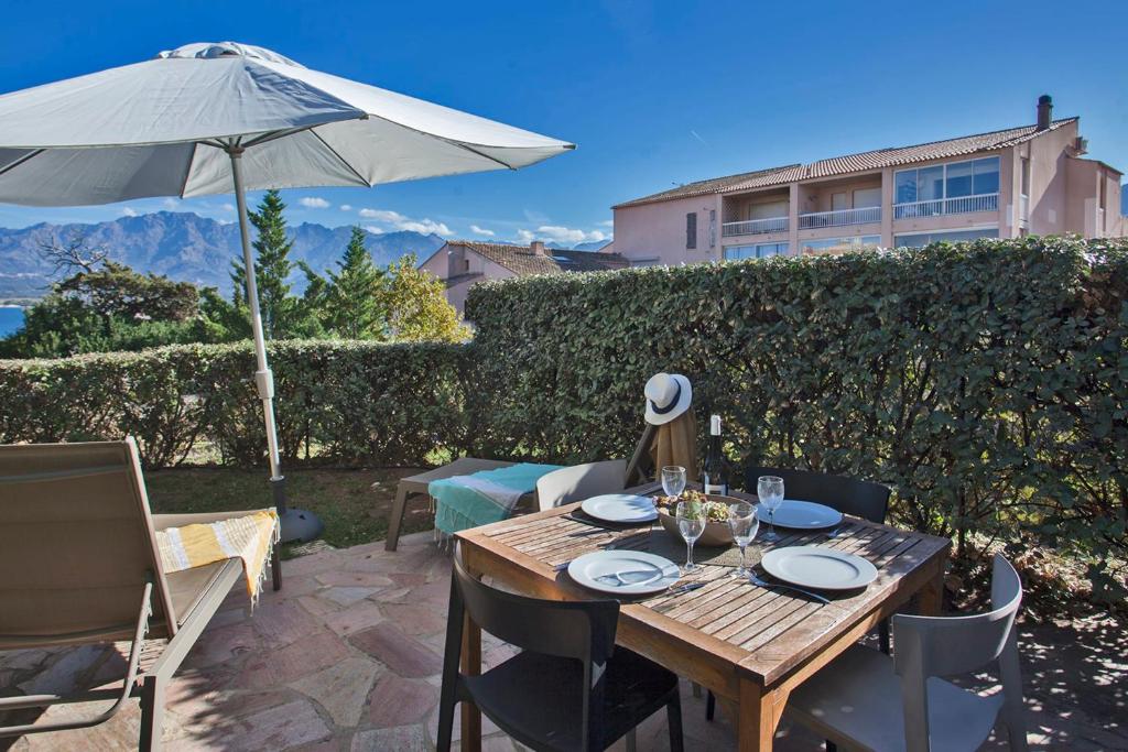 En terrasse eller udendørsområde på Mare appart avec jardin et bbq vue mer et montagne plage et port à 2 pas