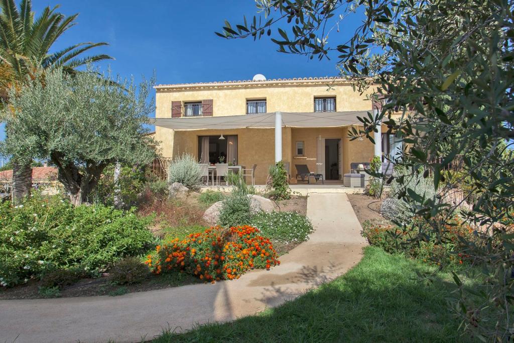 Vrt u objektu Appartement de vacances Arbousier à Calvi piscine chauffée partagée bbq