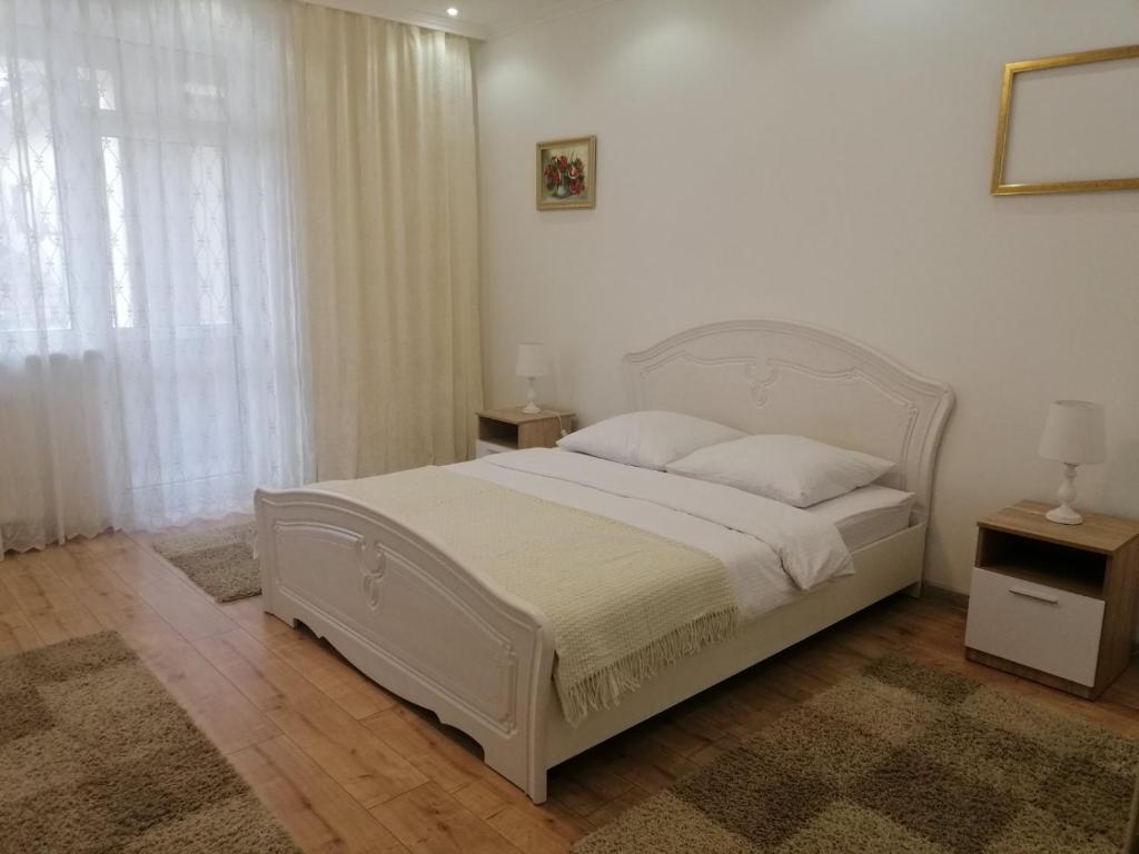 A bed or beds in a room at Lux Apartment in the City Center