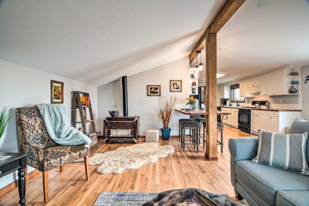 Zona d'estar a Lovely Barn Loft with Mountain Views on Horse Estate