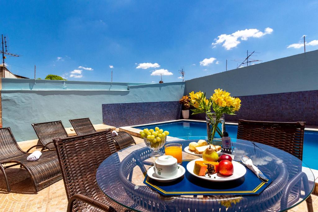 - une table avec un plateau de nourriture sur la terrasse dans l'établissement Hotel Dan Inn Barretos, à Barretos