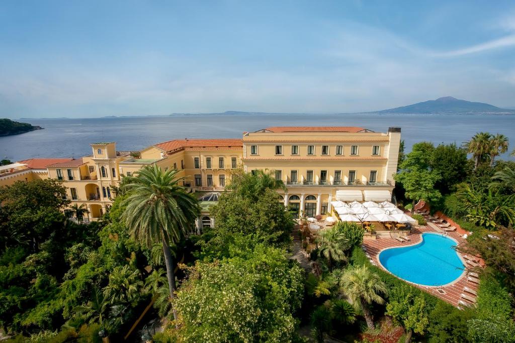 een luchtzicht op een hotel met een zwembad bij Imperial Hotel Tramontano in Sorrento