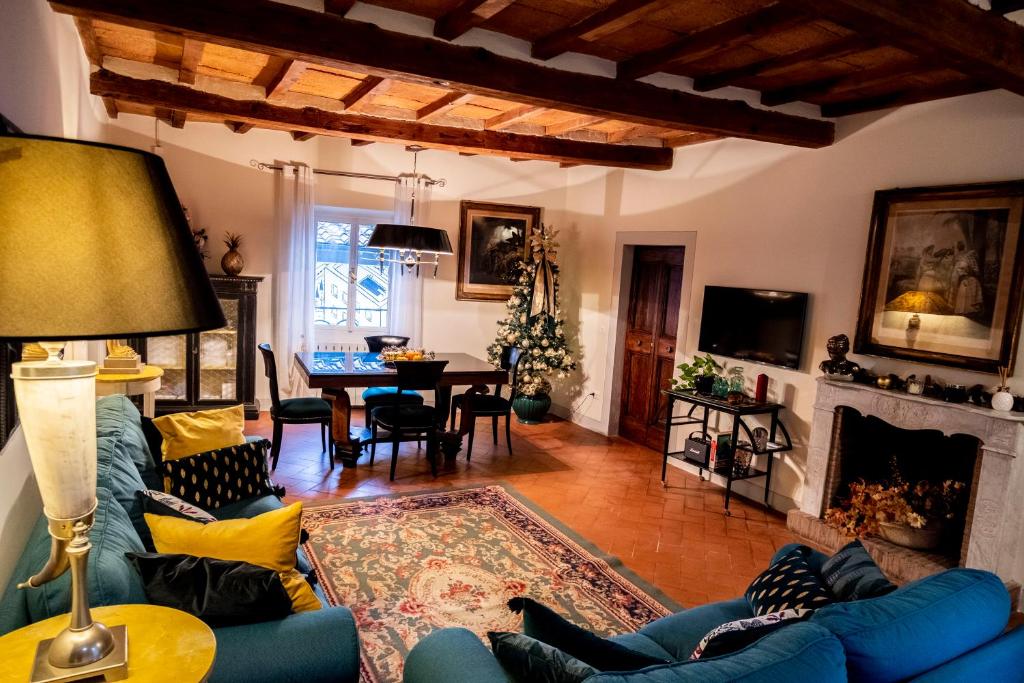 een woonkamer met een blauwe bank en een tafel bij Appartamento I Bacchettoni in Pistoia