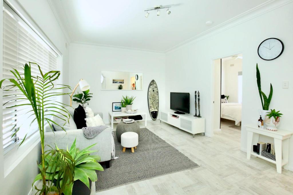 TV tai viihdekeskus majoituspaikassa Beautifully renovated quiet unit in Cronulla