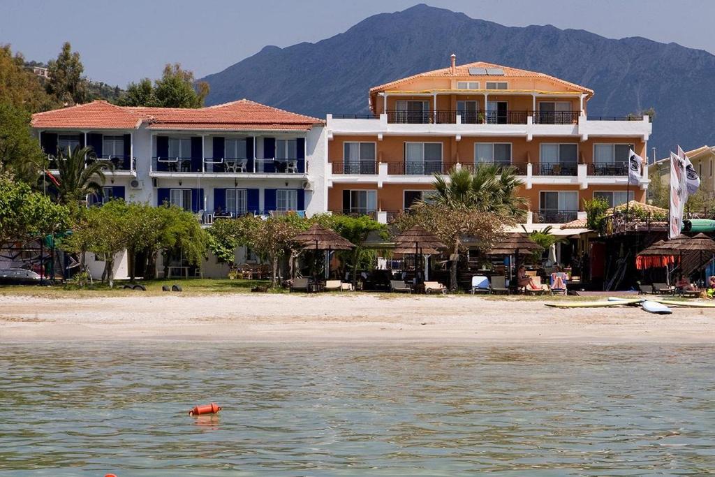 un hotel sulla spiaggia vicino all'acqua di Nefeli a Vassiliki