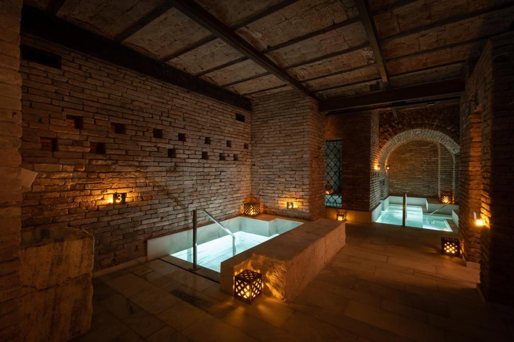 Pokój z wanną w ceglanej ścianie w obiekcie Azur Real Hotel Boutique & Spa w Córdobie